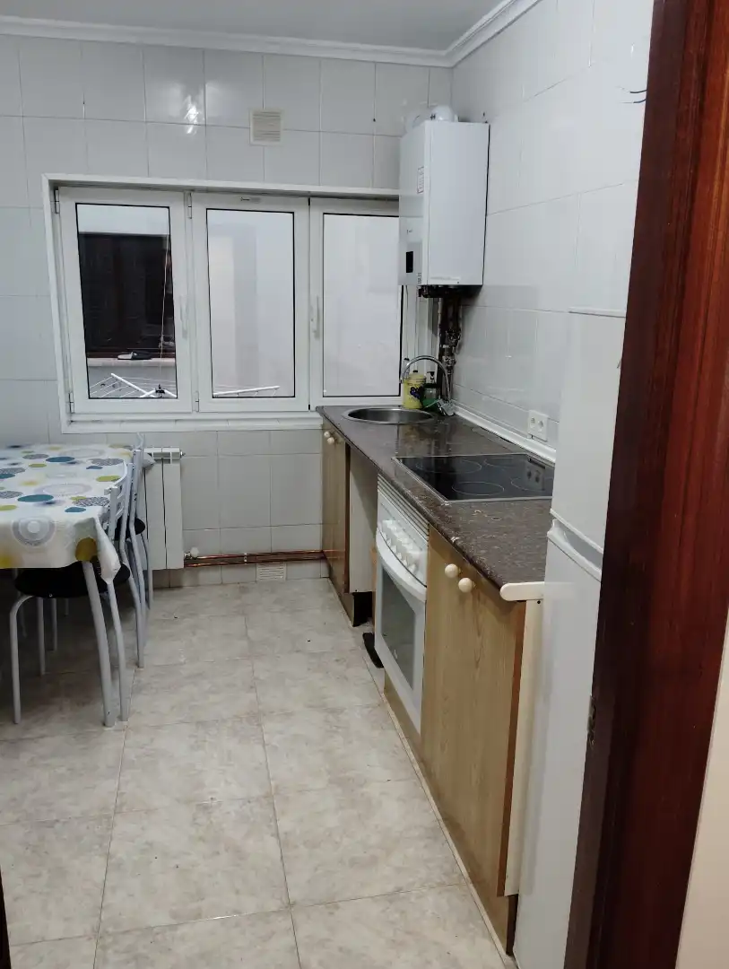 Cocina de Piso de alquiler en Oviedo  con Calefacción y Amueblado