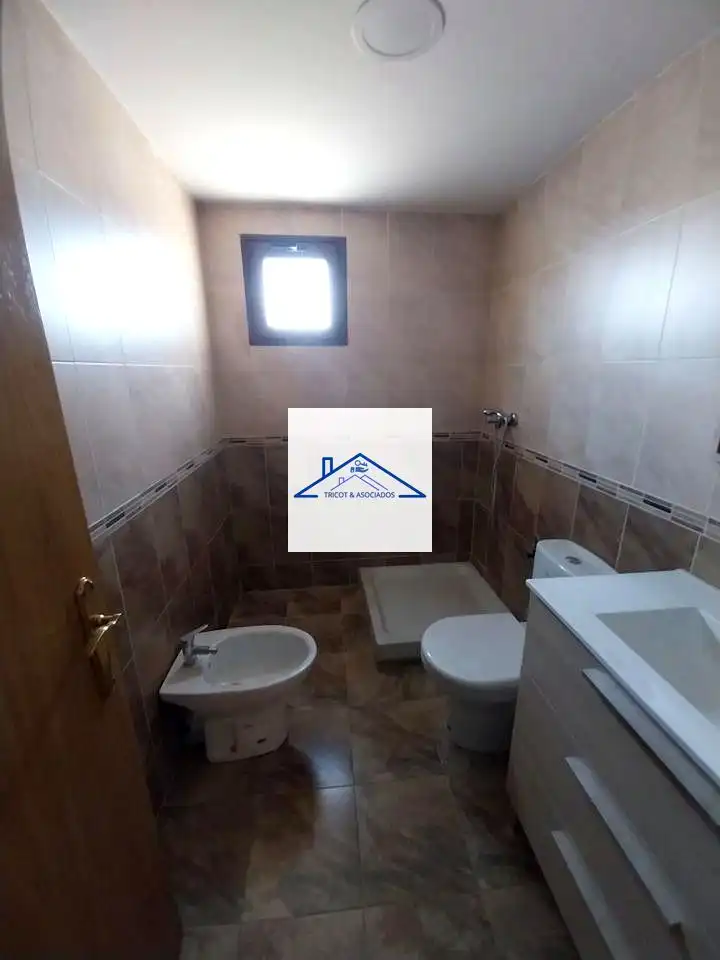 Badezimmer von Erdgeschoss zum Verkauf in Ocaña mit Heizung, Privatgarten und Abstellraum