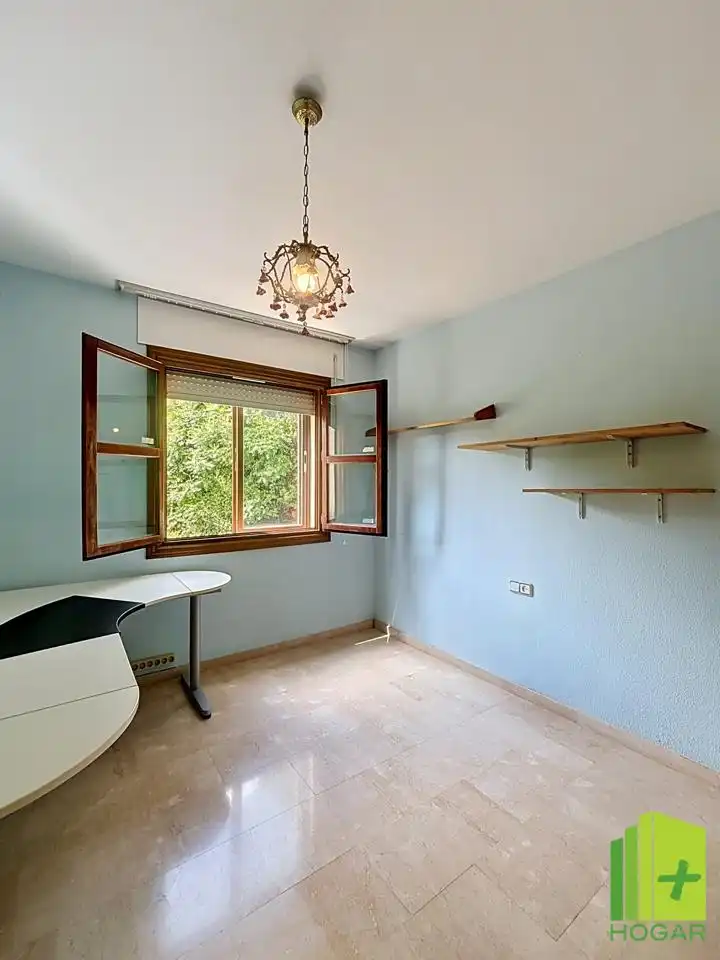 Habitación de Casa adosada en venta en Jaén con Aire acondicionado, Jardín privado y Terraza