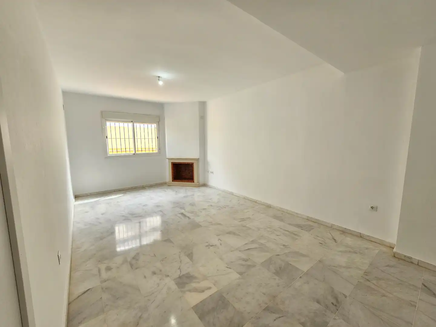 Casa adosada en venda en Espartinas amb Balcó