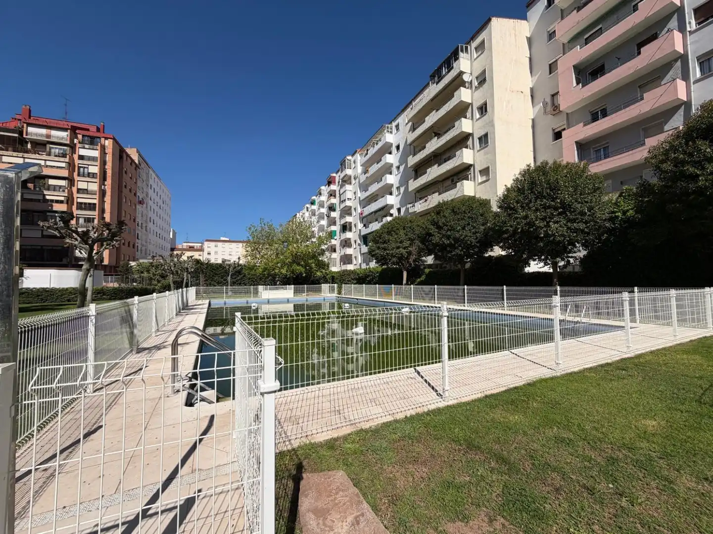 Piscina de Pis de lloguer en  Logroño amb Calefacció, Jardí privat i Traster