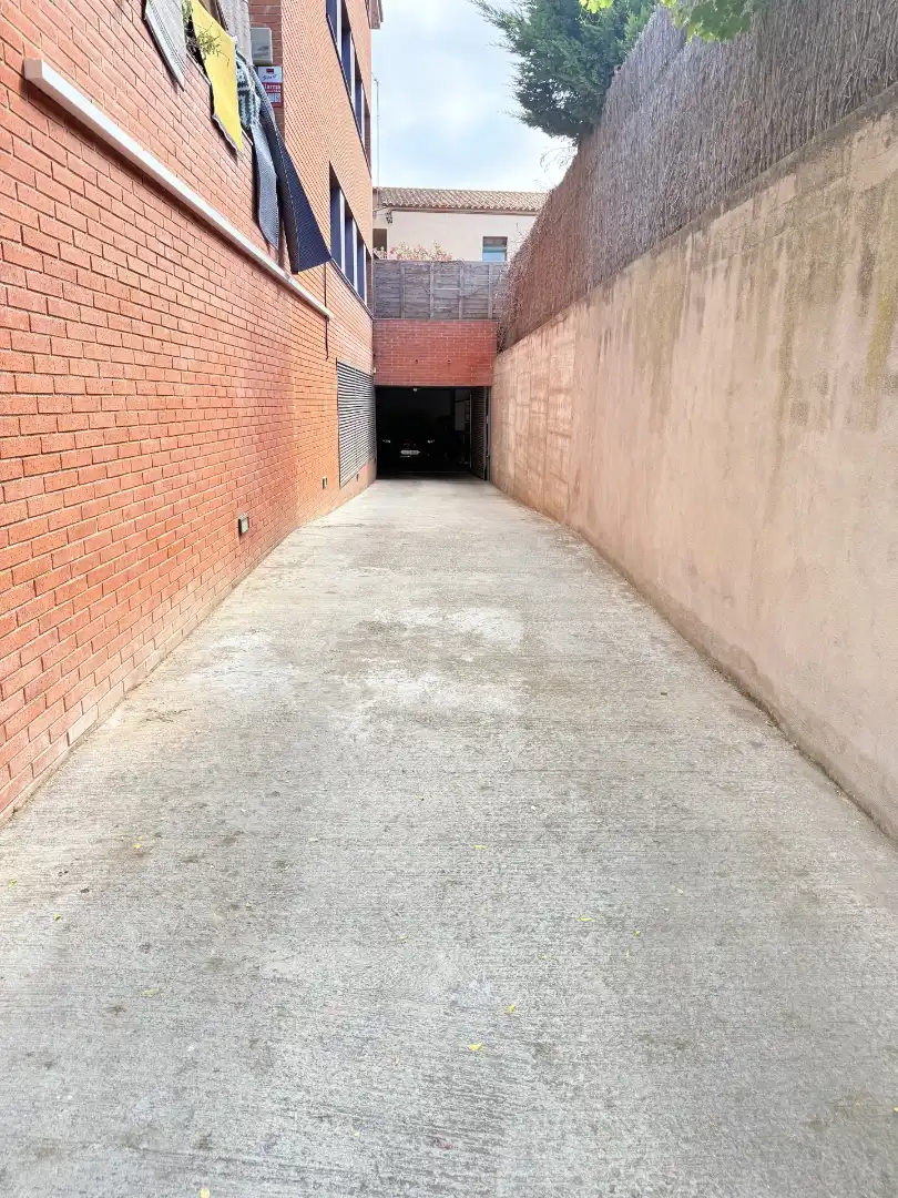 Parking of Garage for sale in Tiana  with Alarm