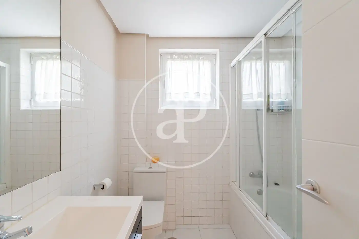 Badezimmer von Wohnung zum Verkauf in Madrid mit Klimaanlage, Heizung und Privatgarten