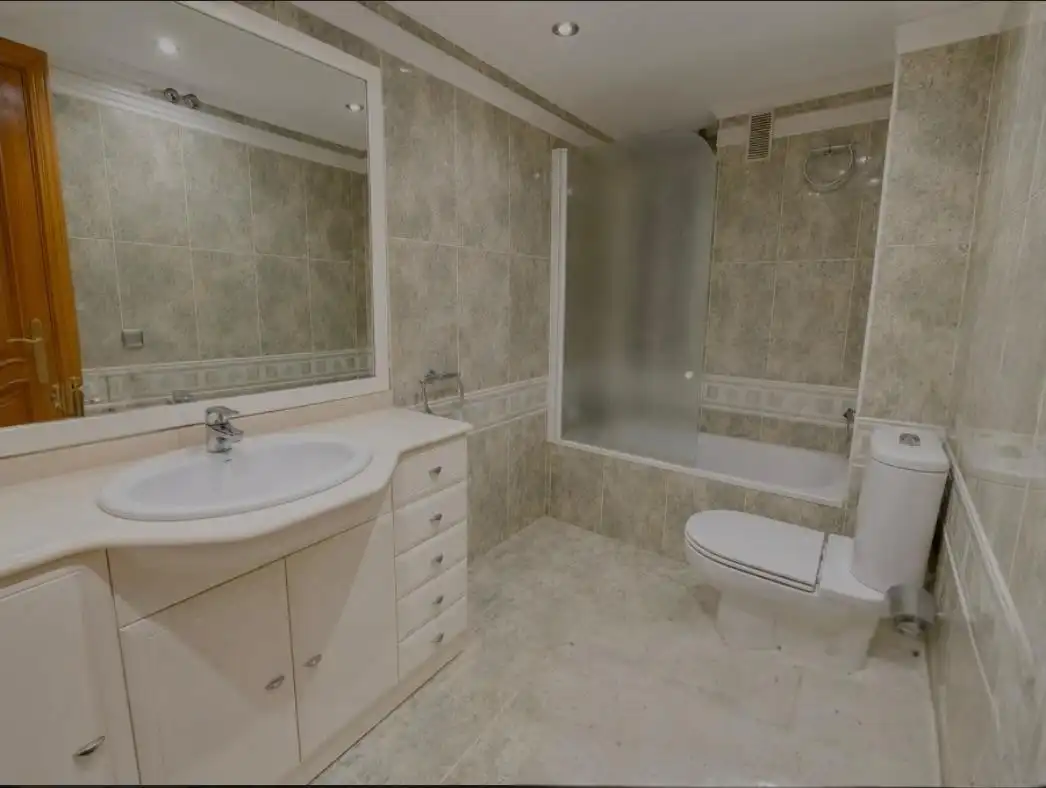 Bathroom of Flat for sale in Xirivella  with Air Conditioner, Furnished and Balcony