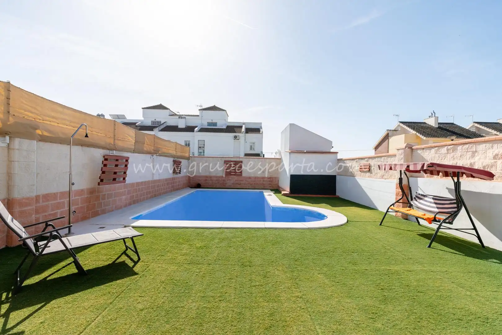 Piscina de Casa adosada en venda en Huévar del Aljarafe amb Aire condicionat, Jardí privat i Traster