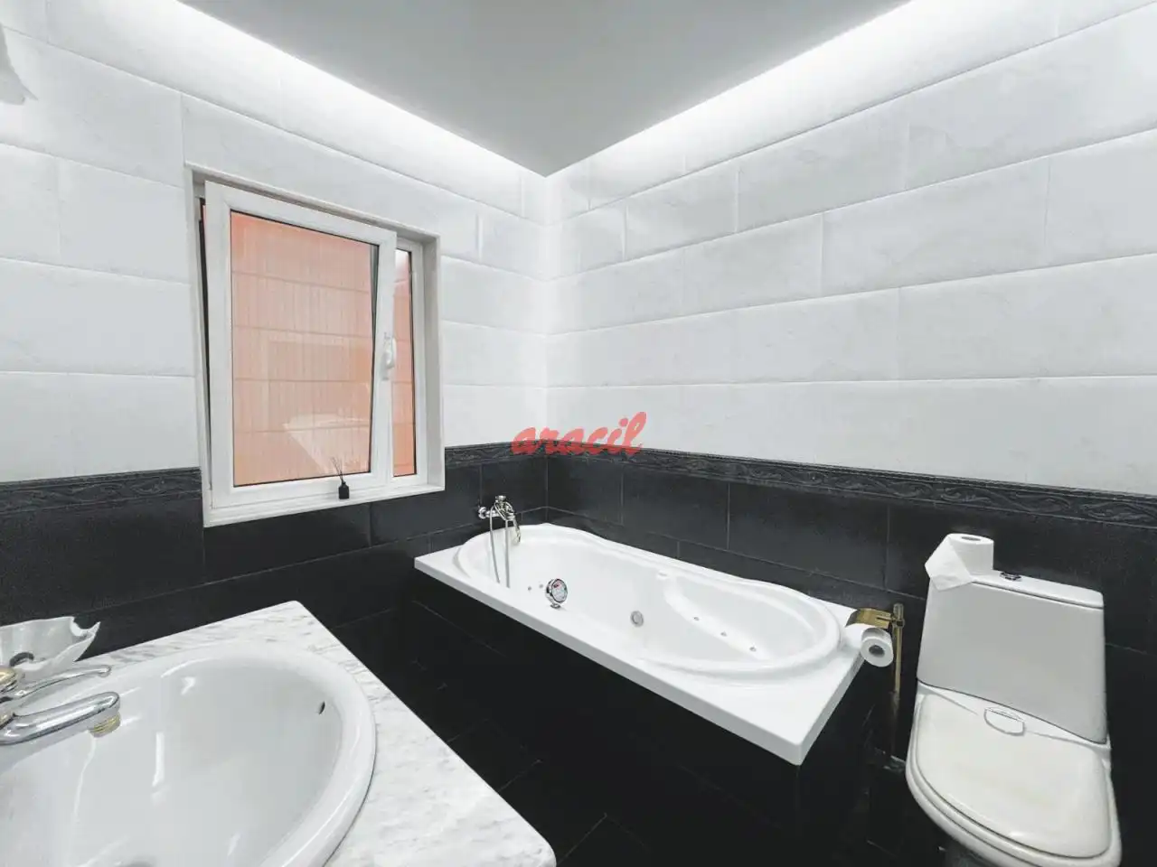 Bathroom of Houses for sale in Ourense Capital   with Heating, Private garden and Terrace