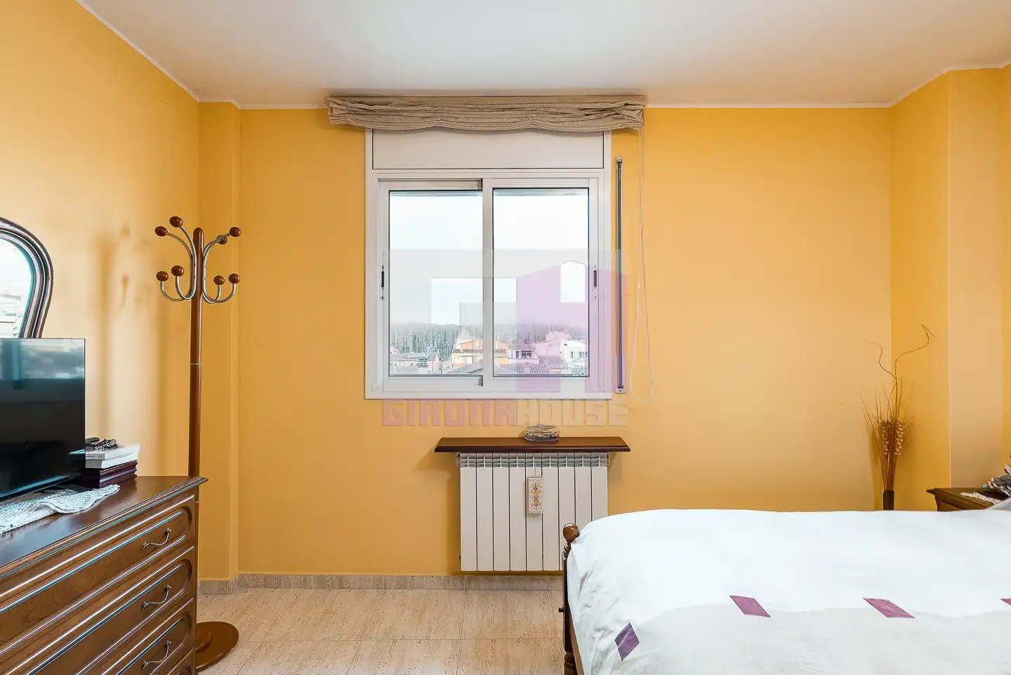 Habitación de Dúplex en venta en Salt con Calefacción, Terraza y Amueblado