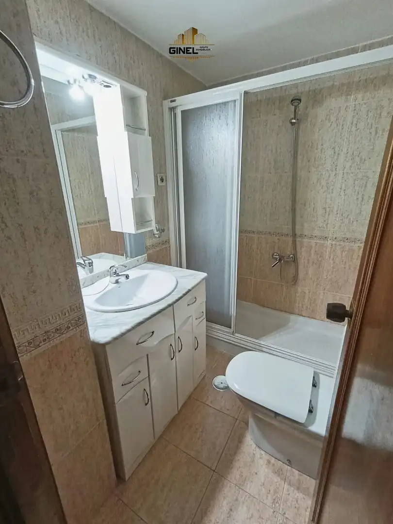 Bany de Pis en venda en Jaén amb Aire condicionat, Calefacció i Terrassa