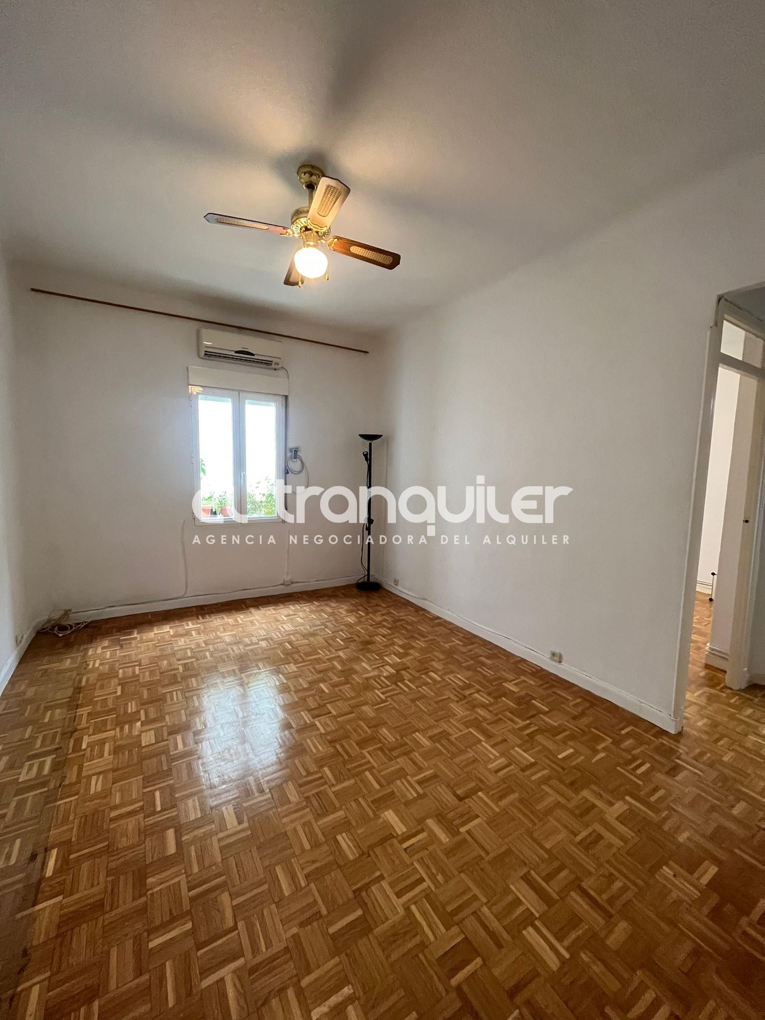 Bedroom of Flat to rent in  Madrid Capital  with Air Conditioner, Parquet flooring and Washing machine