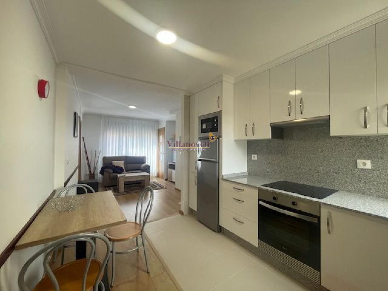 Cuina de Apartament de lloguer en Vigo  amb Calefacció, Parquet i Moblat