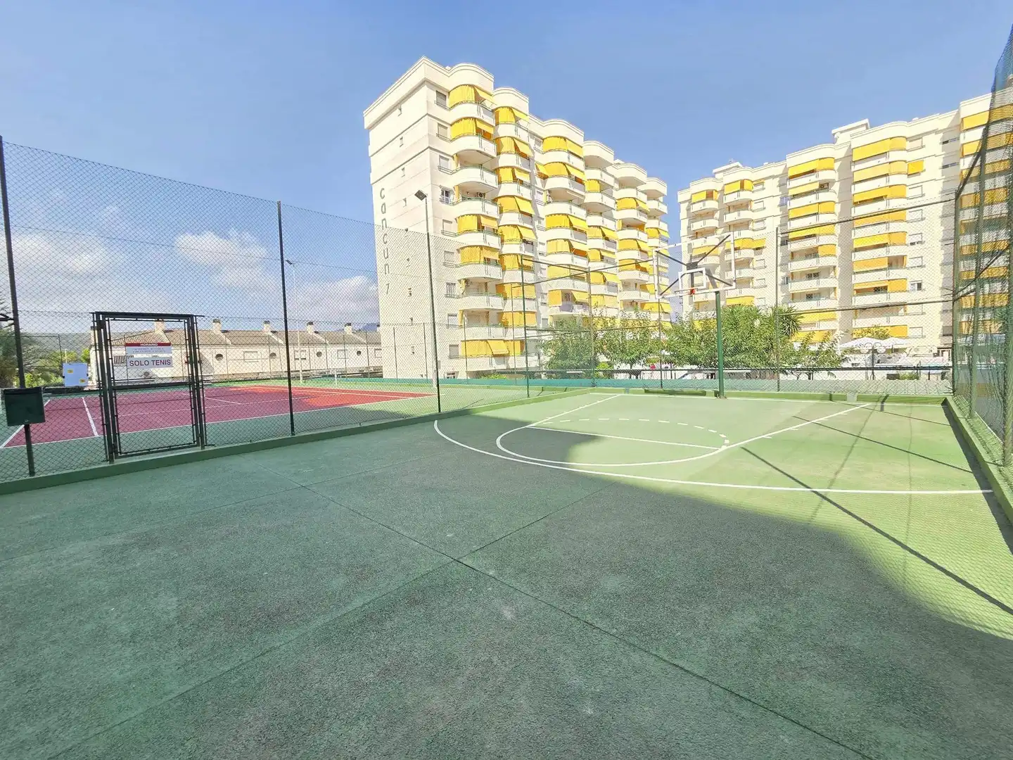 Aparcament de Casa adosada en venda en Gandia amb Aire condicionat, Jardí privat i Terrassa
