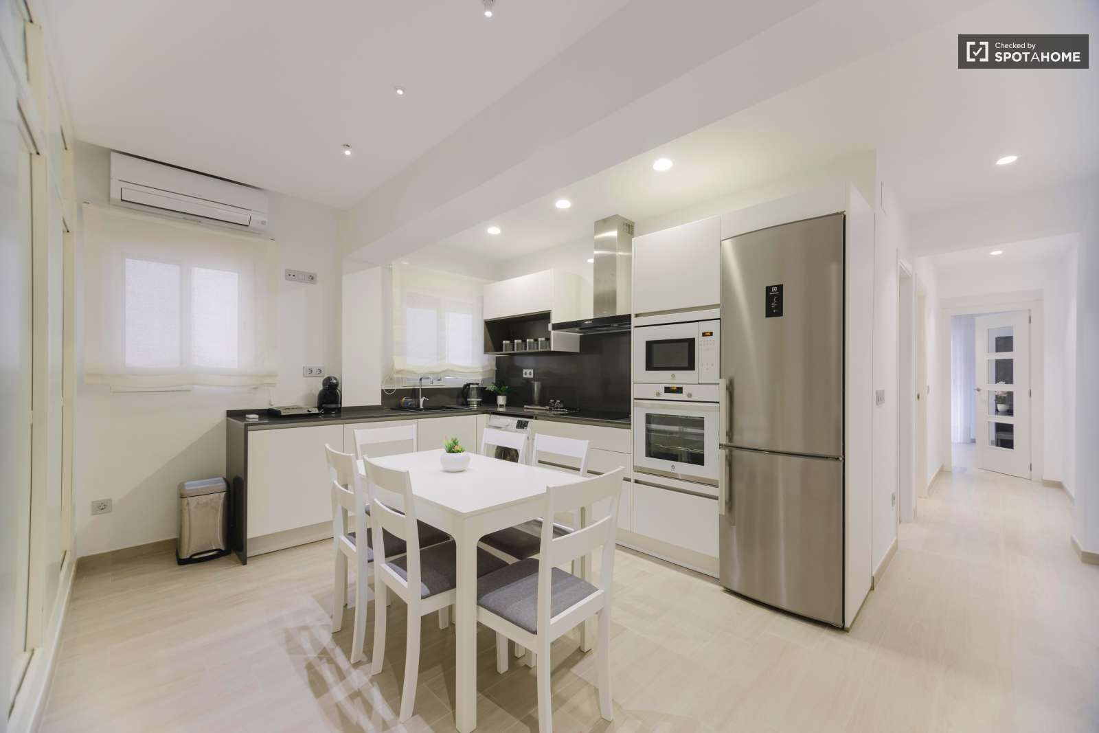 Cocina de Apartamento para compartir en  Valencia Capital con Aire acondicionado y Terraza