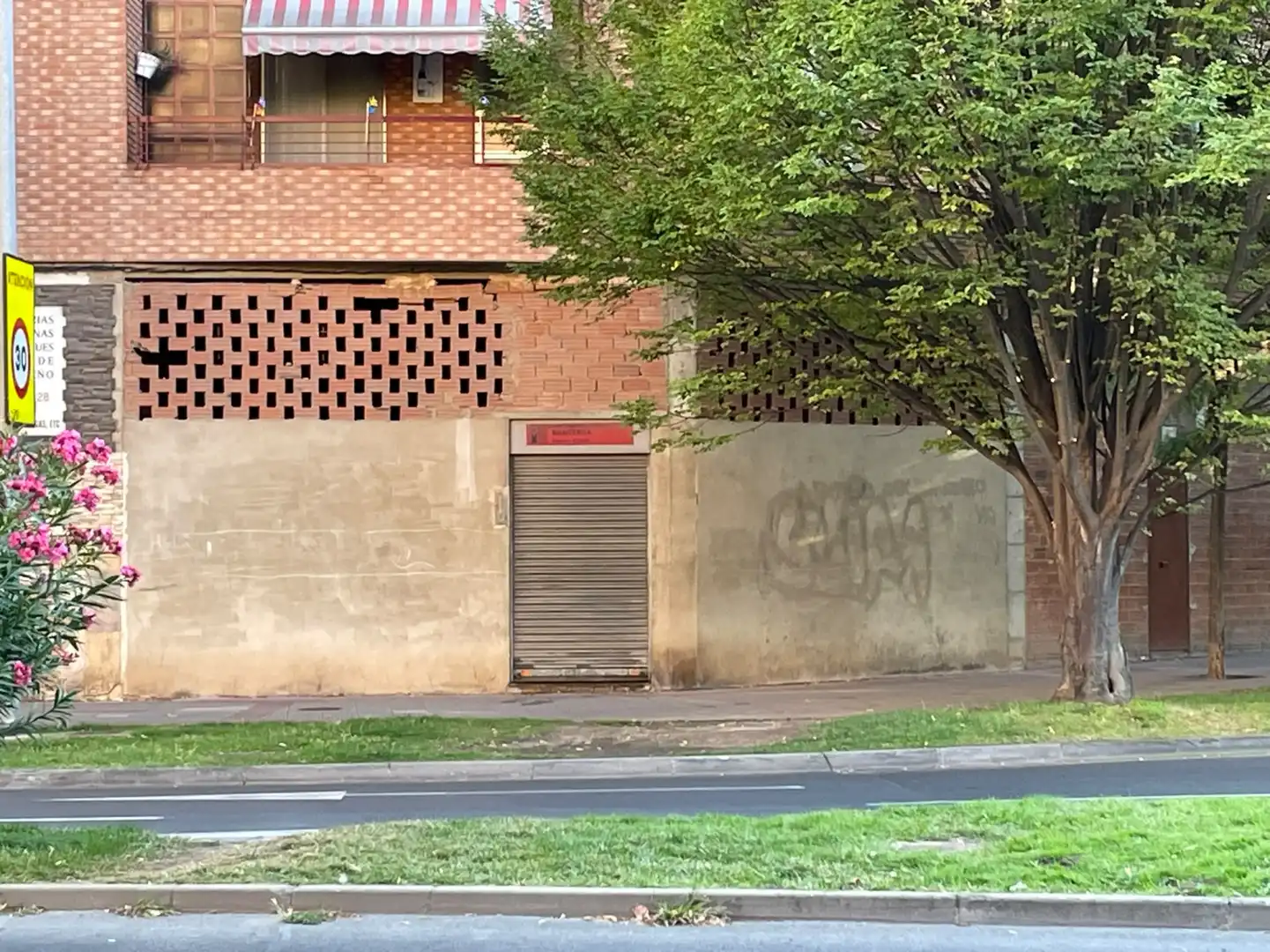 Vista exterior de Local en venta en  Logroño
