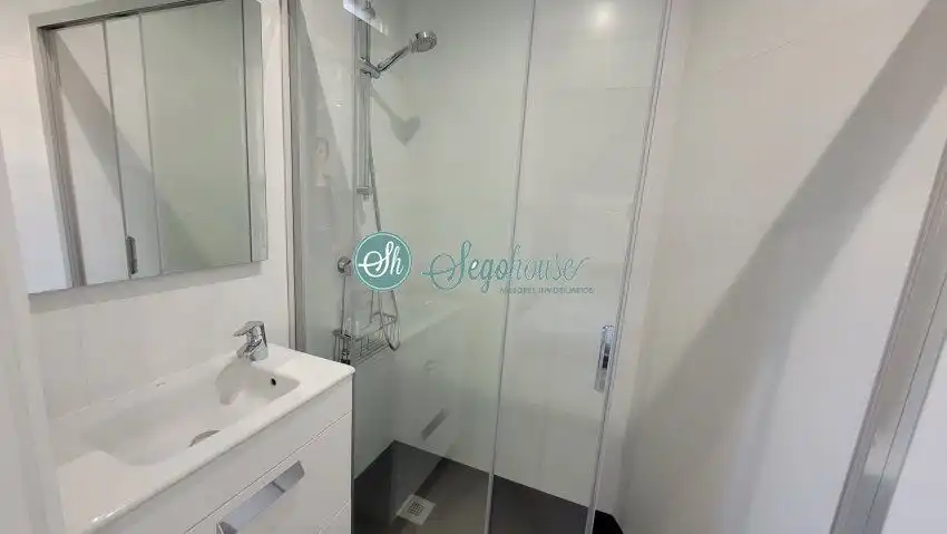 Baño de Piso de alquiler en Segovia con Aire acondicionado, Calefacción y Terraza