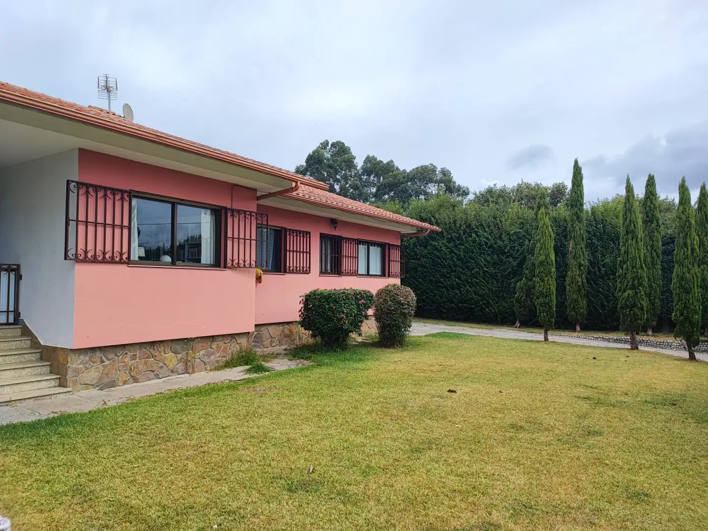 Vista exterior de Casa o xalet en venda en Nigrán amb Jardí privat, Terrassa i Moblat