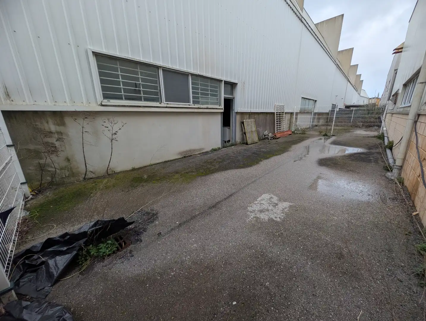 Parkplatz von Fabrikhallen zur Miete in Colindres