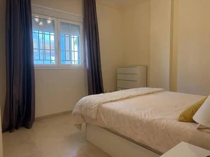 Schlafzimmer von Erdgeschoss zur Miete in Marbella mit Klimaanlage, Terrasse und Abstellraum