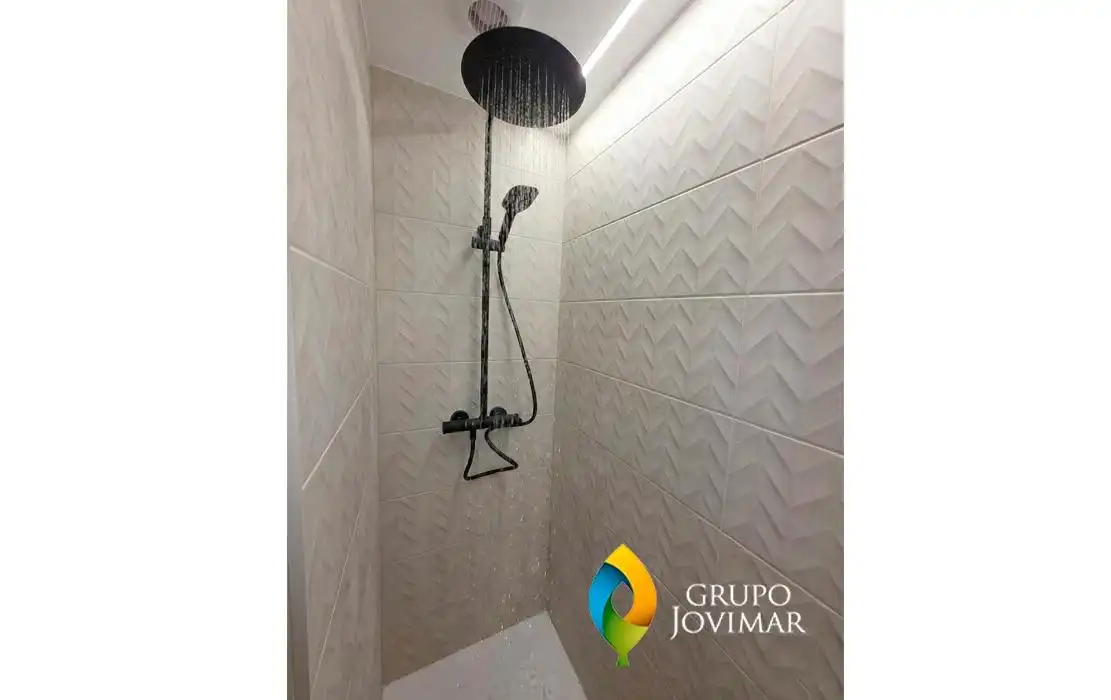 Bany de Pis per a compartir en Granada amb Aire condicionat, Jardí privat i Terrassa