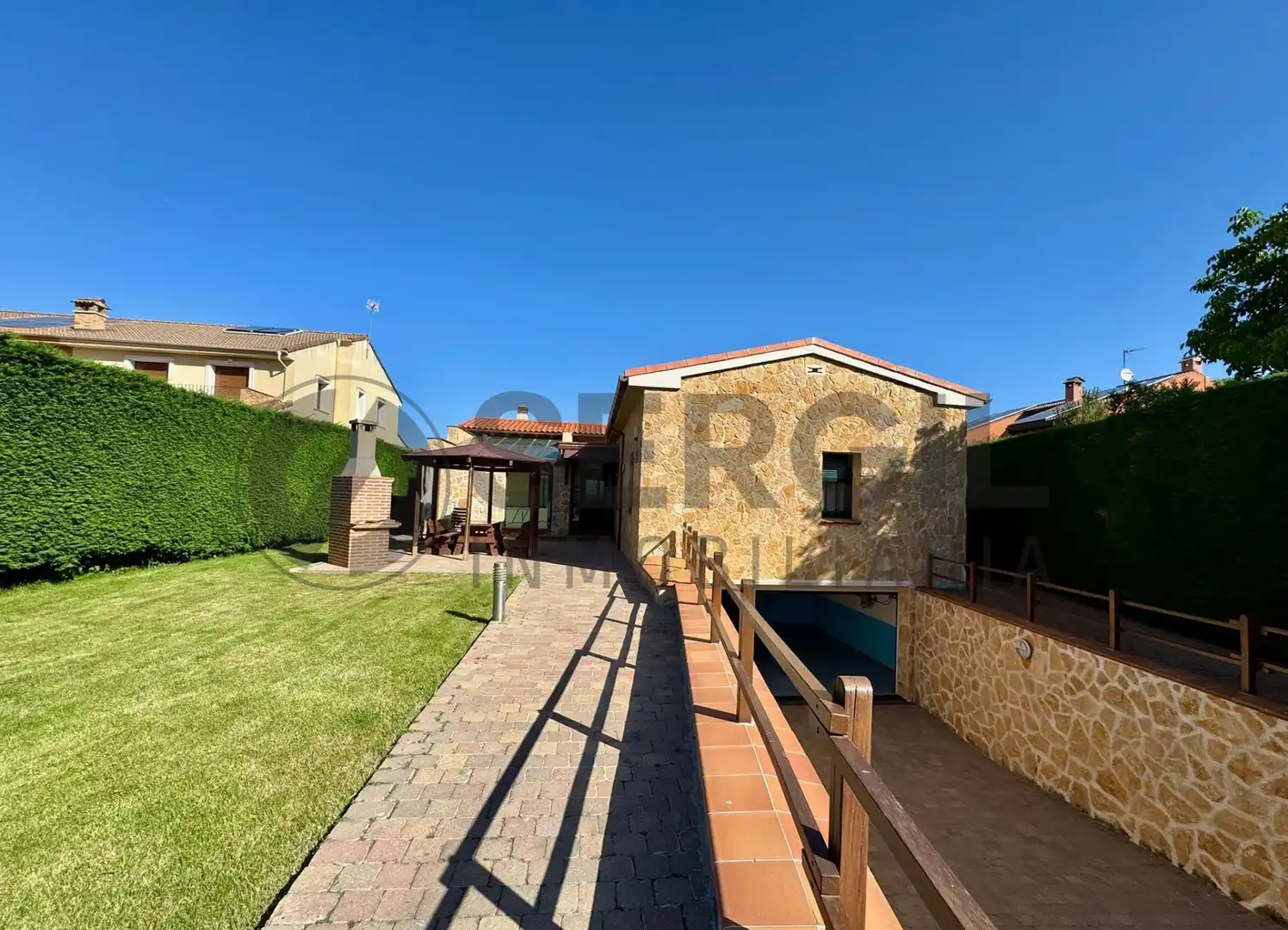 Vista exterior de Casa o xalet en venda en Palazuelos de Eresma amb Calefacció, Jardí privat i Traster