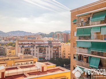 Pis amb balcó en venda a Nou Barris