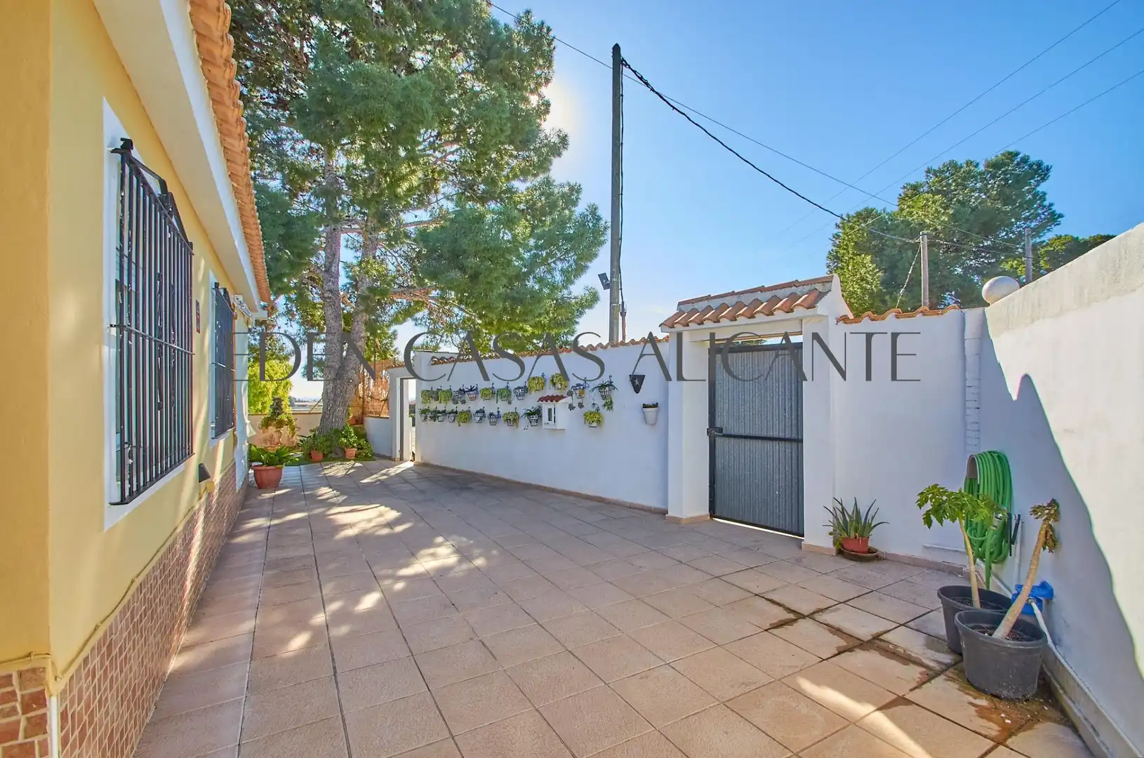 Vista exterior de Casa o xalet en venda en Alicante / Alacant amb Aire condicionat, Jardí privat i Terrassa