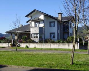 Vista exterior de Casa o xalet en venda en Durango amb Terrassa i Balcó