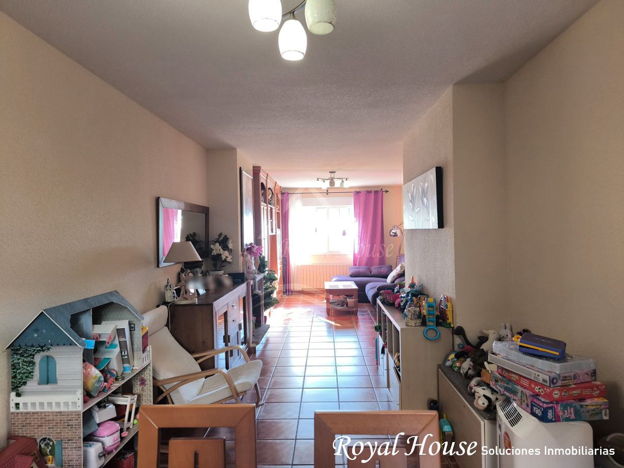 Sala d'estar de Casa adosada en venda en San Lorenzo de El Escorial amb Calefacció, Jardí privat i Terrassa