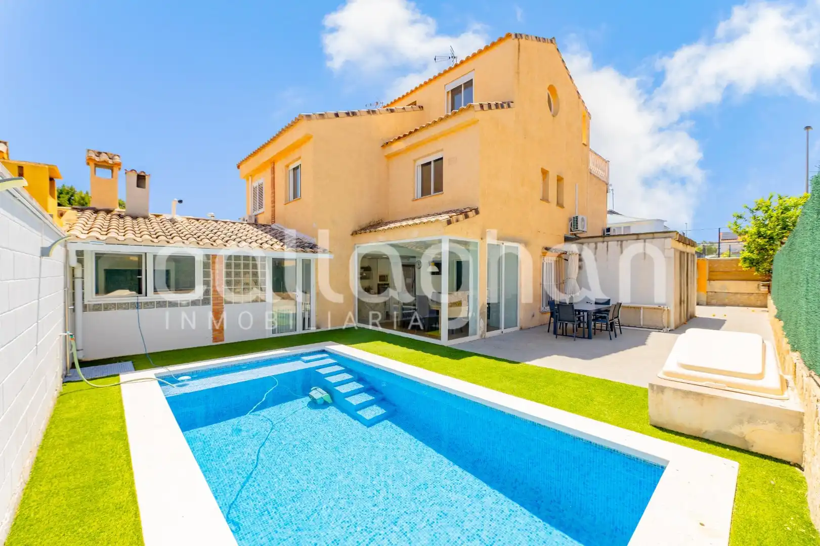 Piscina de Casa adosada en venda en La Pobla de Vallbona amb Aire condicionat, Jardí privat i Terrassa