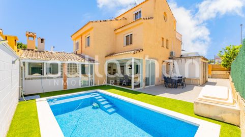 Amplio adosado con piscina privada en la exclusiva zona de Maravisa