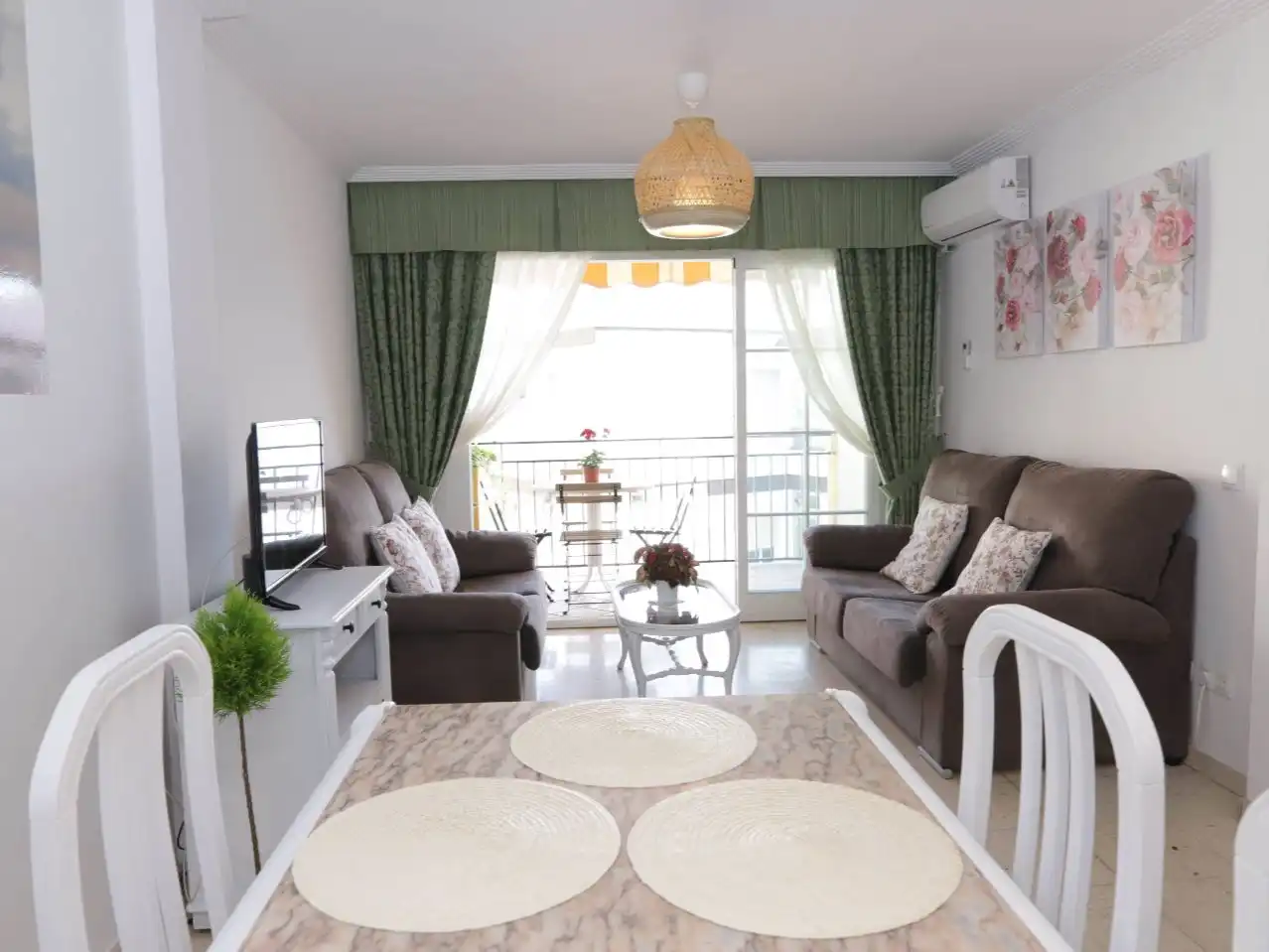 Wohnzimmer von Wohnung zur Miete in Rincón de la Victoria mit Klimaanlage, Terrasse und Balkon