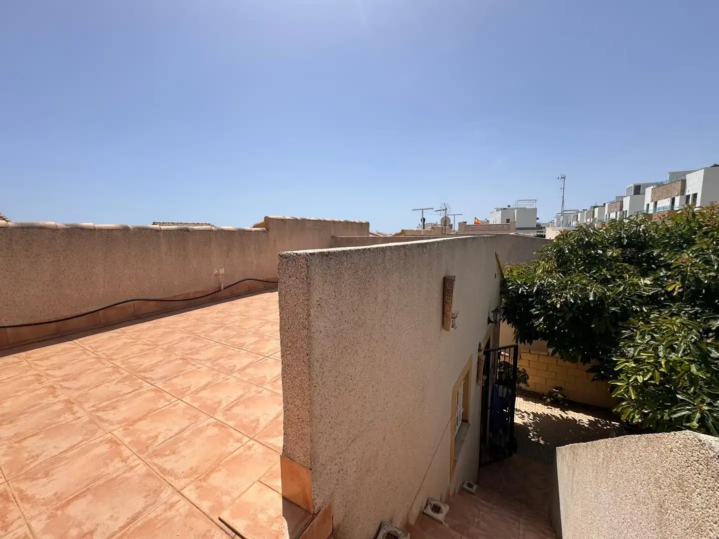 Vista exterior de Casa adosada en venda en Polop amb Aire condicionat, Jardí privat i Terrassa