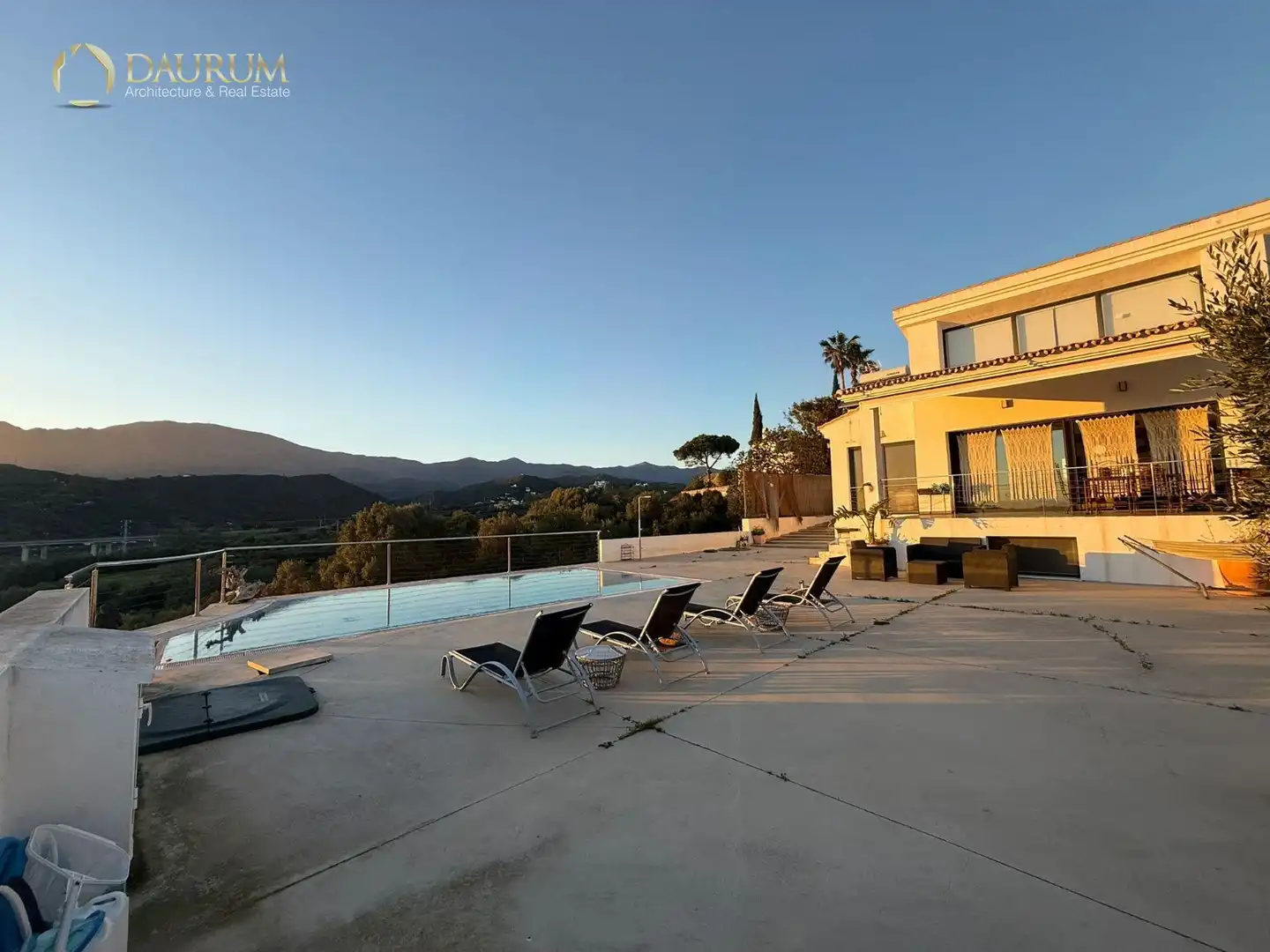 Vista exterior de Casa o xalet en venda en Estepona amb Aire condicionat, Calefacció i Terrassa