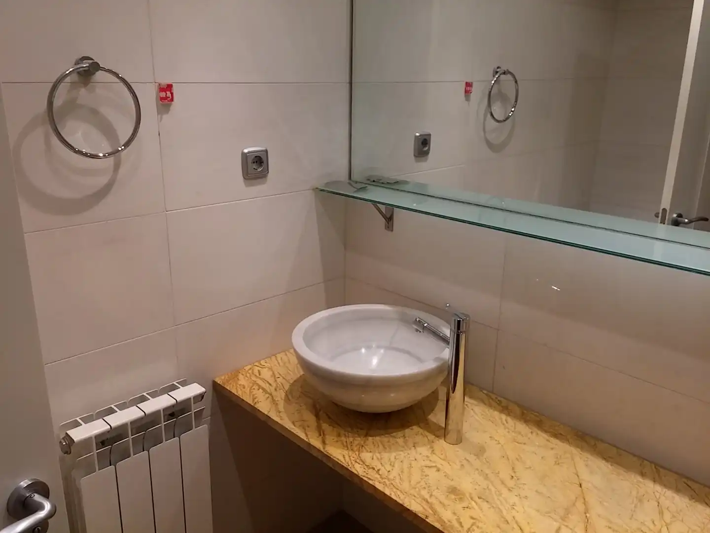Bany de Pis de lloguer en León Capital  amb Calefacció, Moblat i Forn