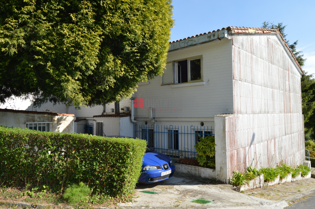 Vista exterior de Casa adosada en venda en Santiago de Compostela  amb Calefacció i Jardí privat
