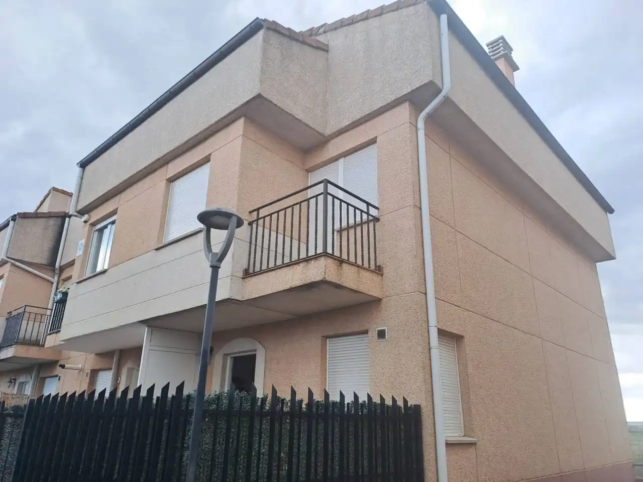 Vista exterior de Casa adosada en venda en Merindad de Río Ubierna amb Calefacció, Jardí privat i Terrassa
