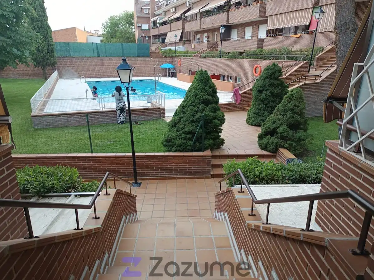 Piscina de Pis de lloguer en Sevilla la Nueva amb Calefacció, Jardí privat i Parquet
