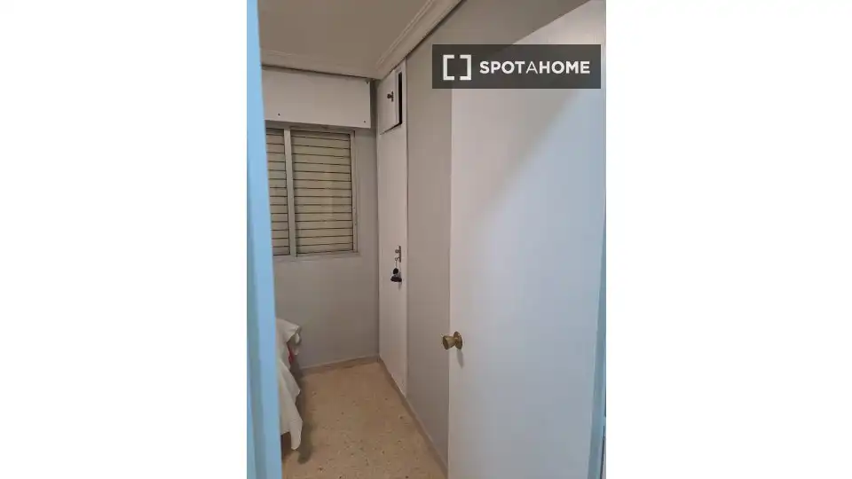 Dormitori de Apartament per a compartir en Sevilla amb Aire condicionat, Terrassa i Moblat