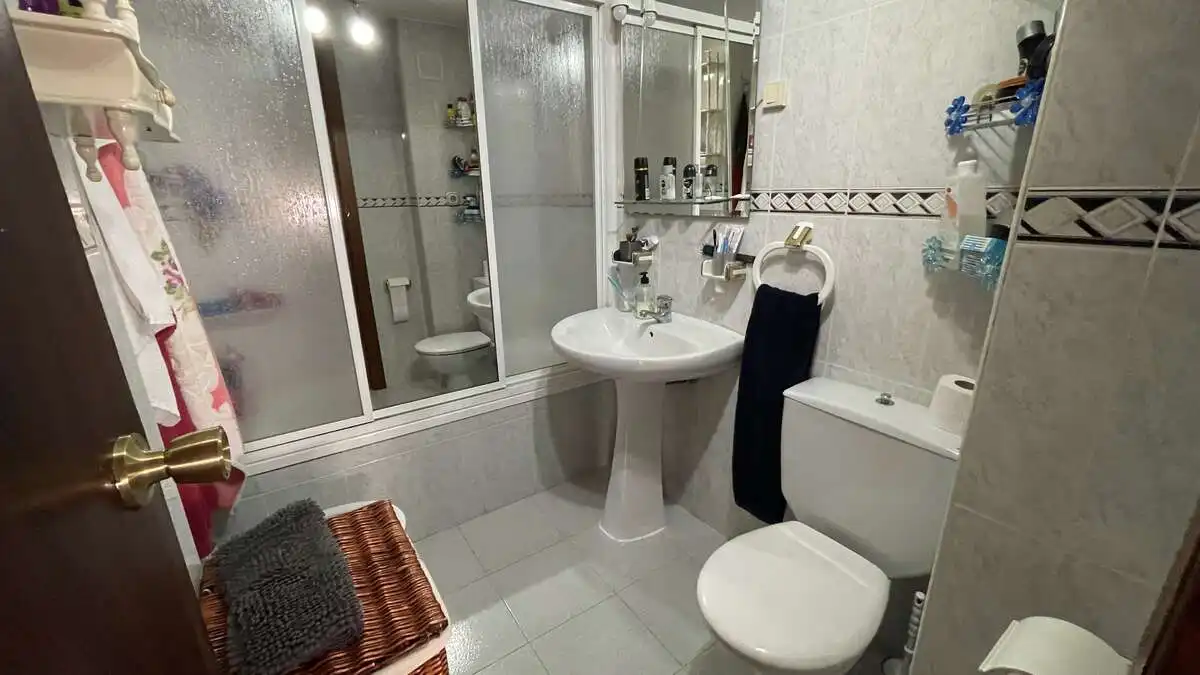 Bathroom of Flat for rent in Granada  with Air Conditioner and Heating