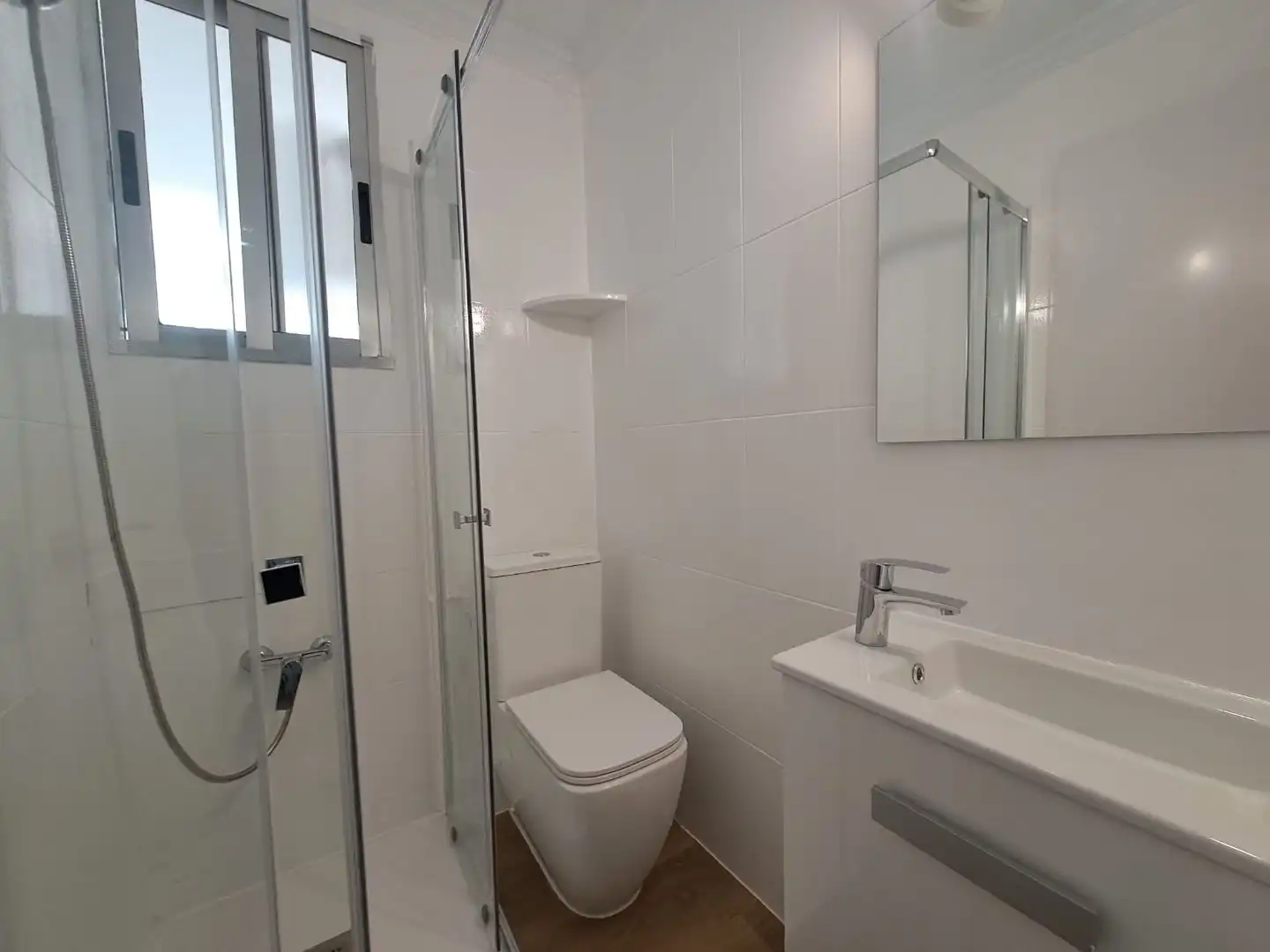Bathroom of Flat for rent in Avenida Alemania-Italia
