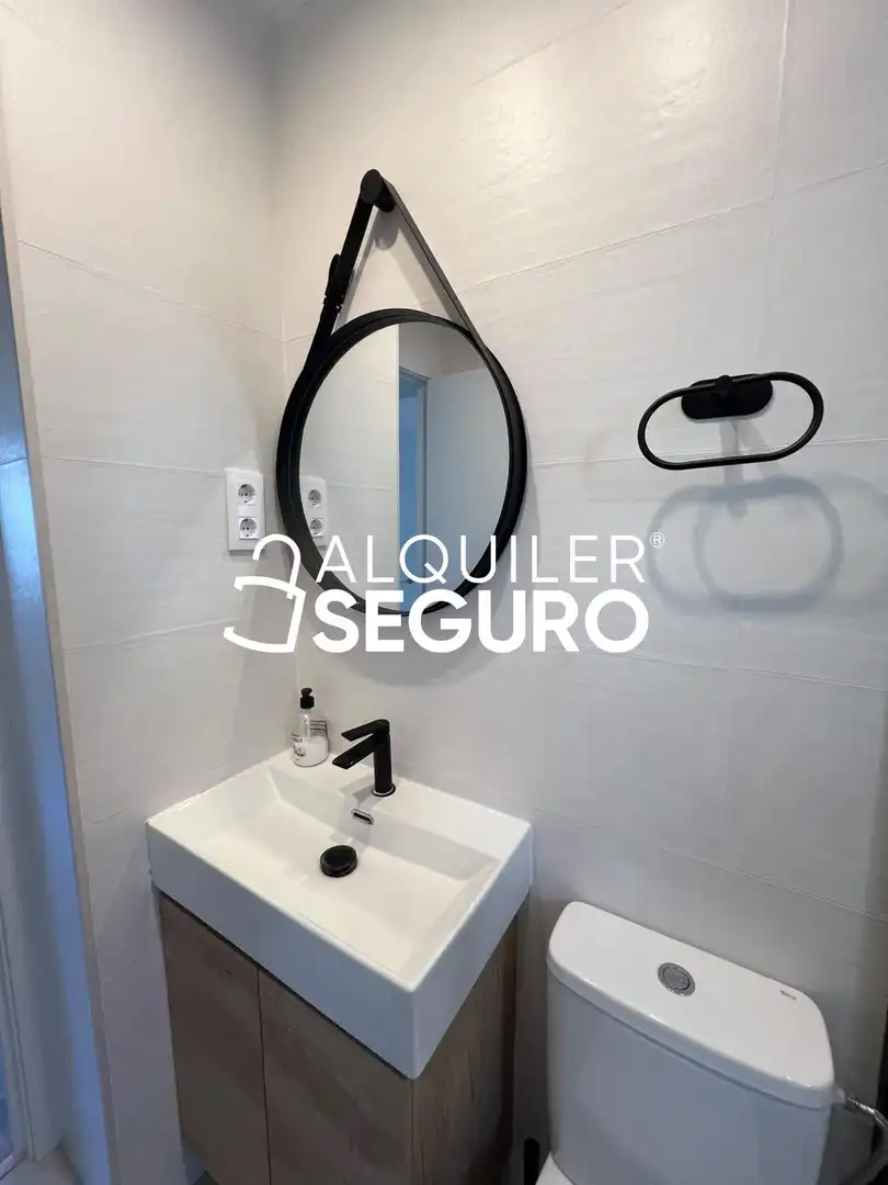 Bany de Pis de lloguer en Madrid amb Calefacció