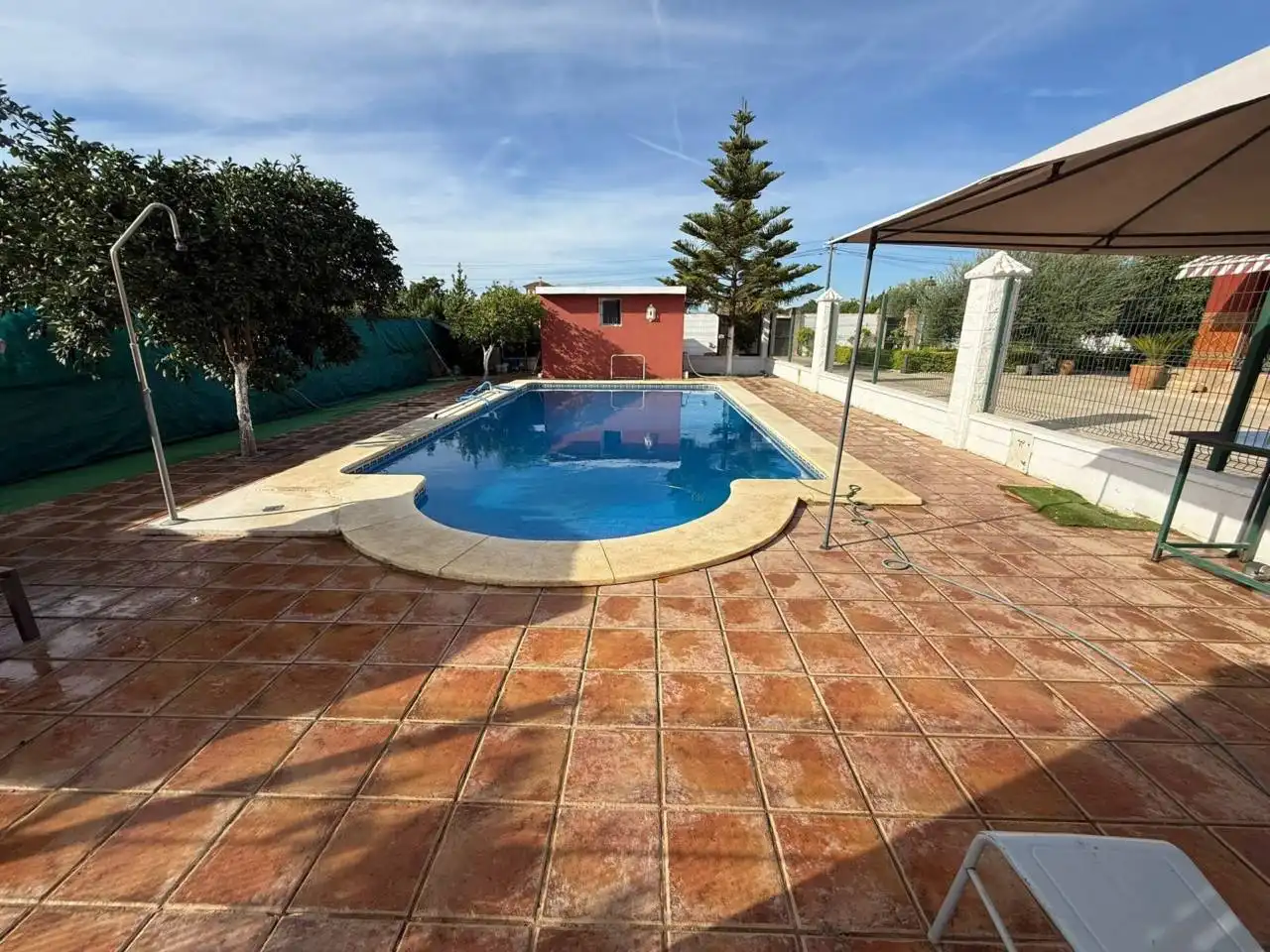 Piscina de Casa o xalet en venda en La Rinconada amb Aire condicionat, Jardí privat i Terrassa