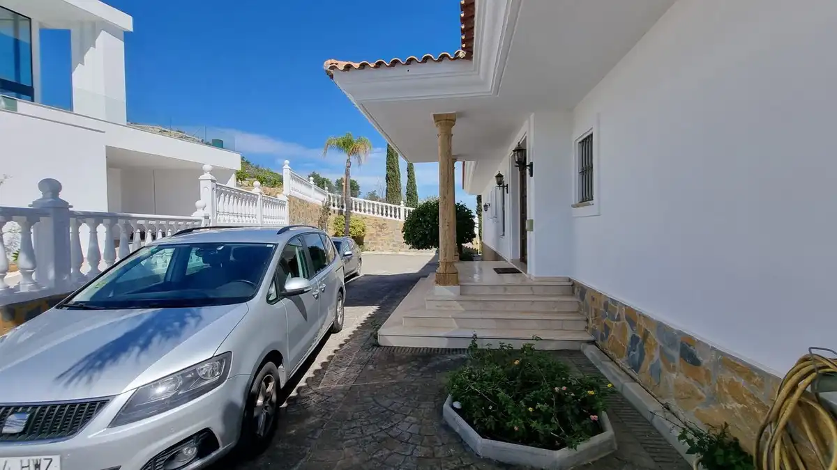 Vista exterior de Casa o xalet de lloguer en Benahavís amb Aire condicionat, Jardí privat i Terrassa