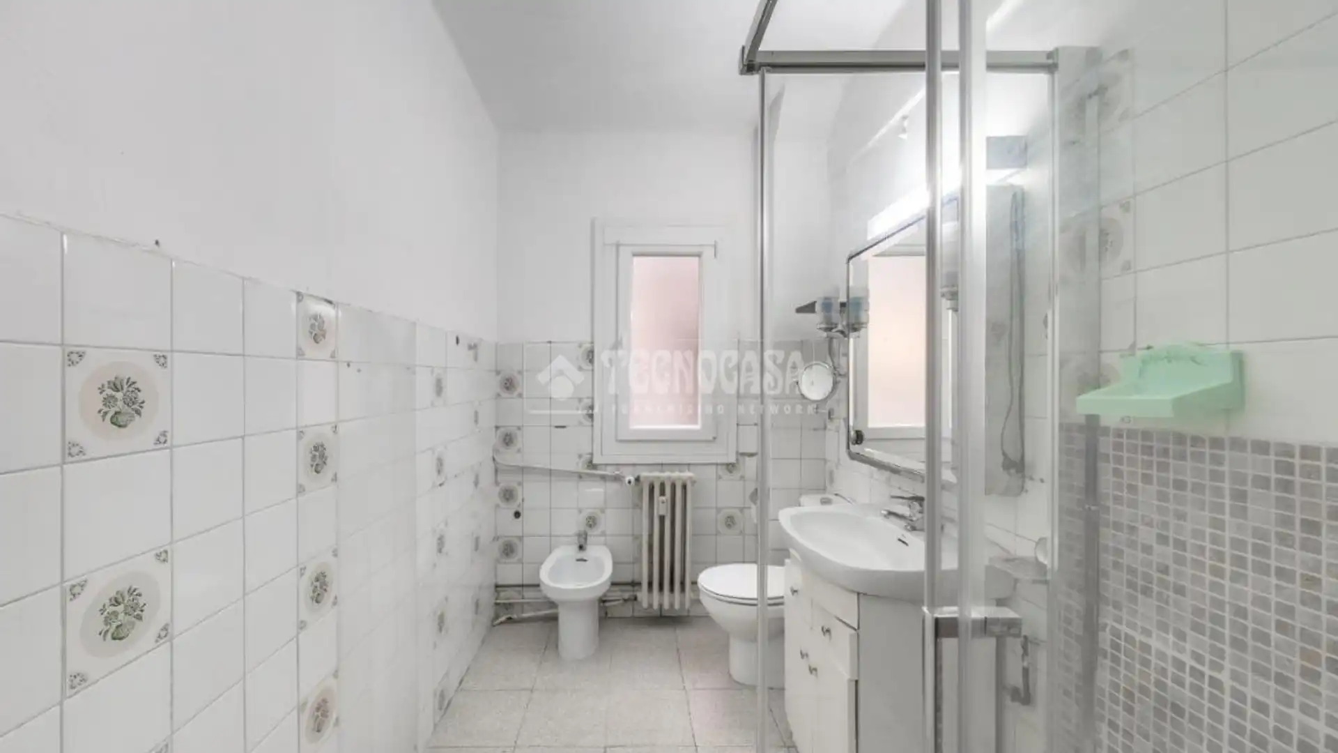 Bathroom of Flat for sale in  Madrid Capital  with Heating and Storage room