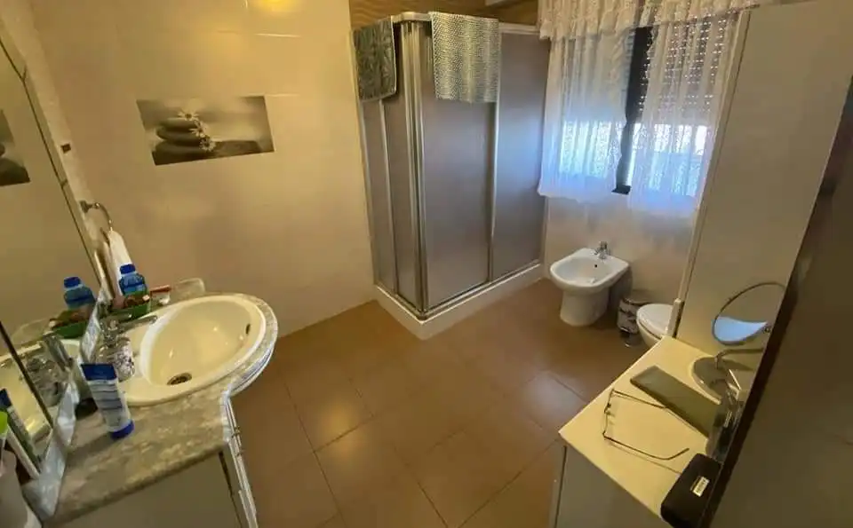 Badezimmer von Einfamilien-Reihenhaus zum Verkauf in Martos mit Klimaanlage, Heizung und Terrasse