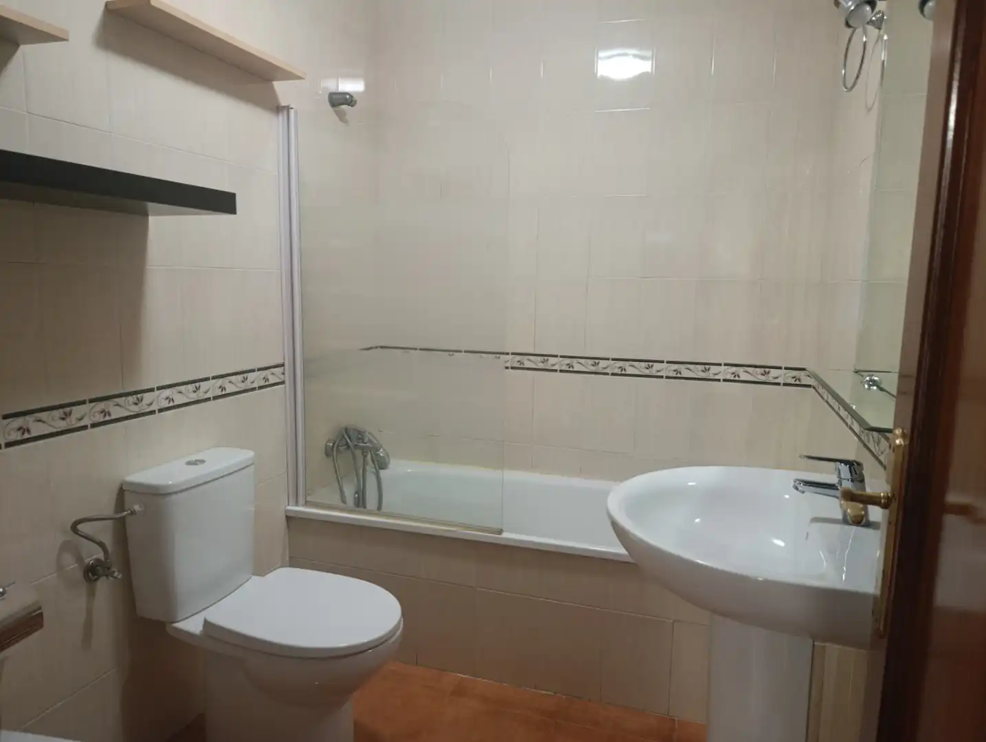 Baño de Piso de alquiler en Dos Hermanas con Aire acondicionado, Terraza y Amueblado