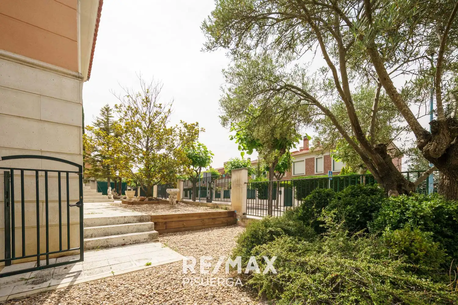 Vista exterior de Casa o xalet en venda en Valladolid amb Calefacció, Jardí privat i Terrassa