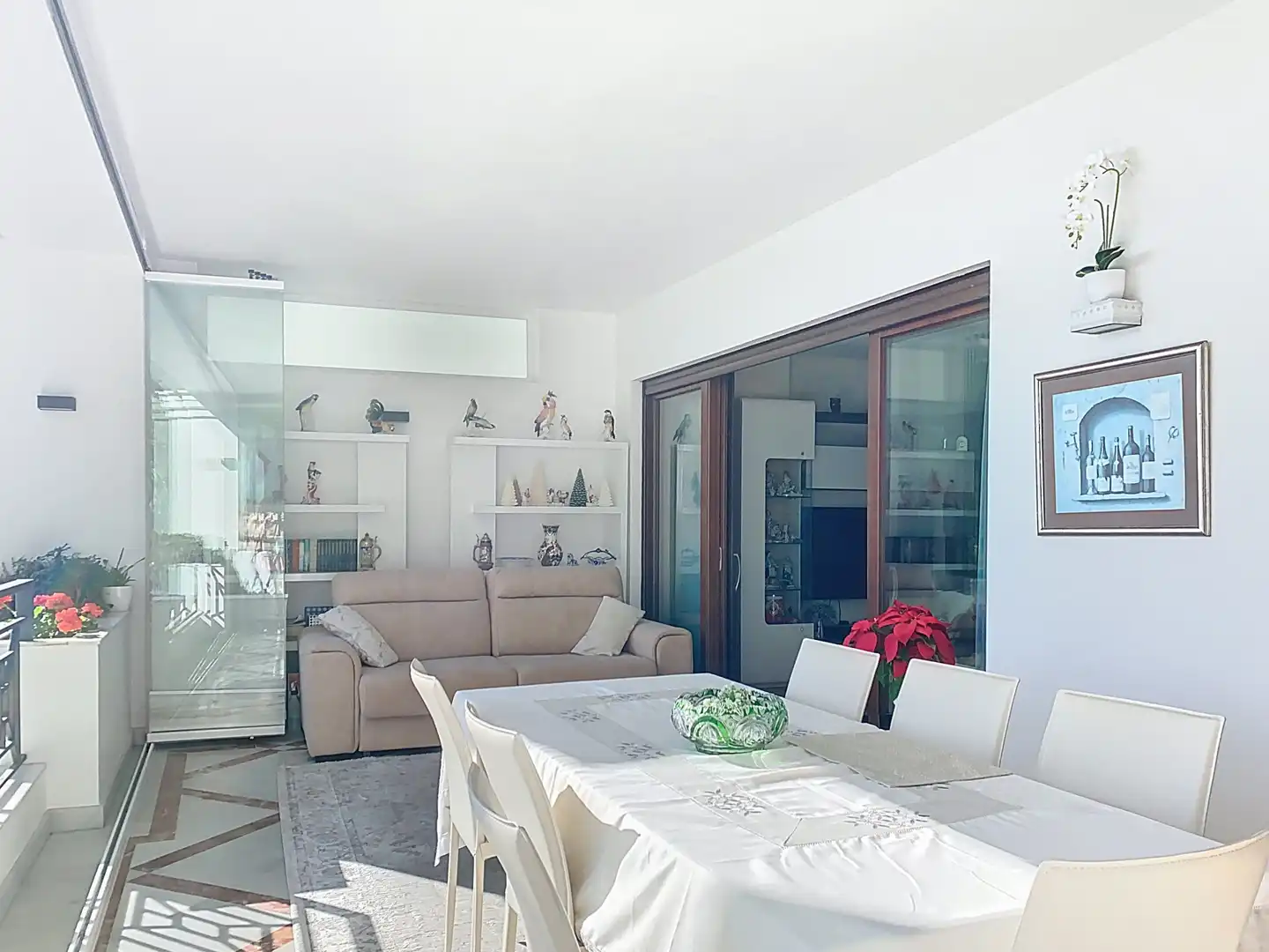 Sala d'estar de Apartament en venda en Estepona amb Aire condicionat, Terrassa i Piscina