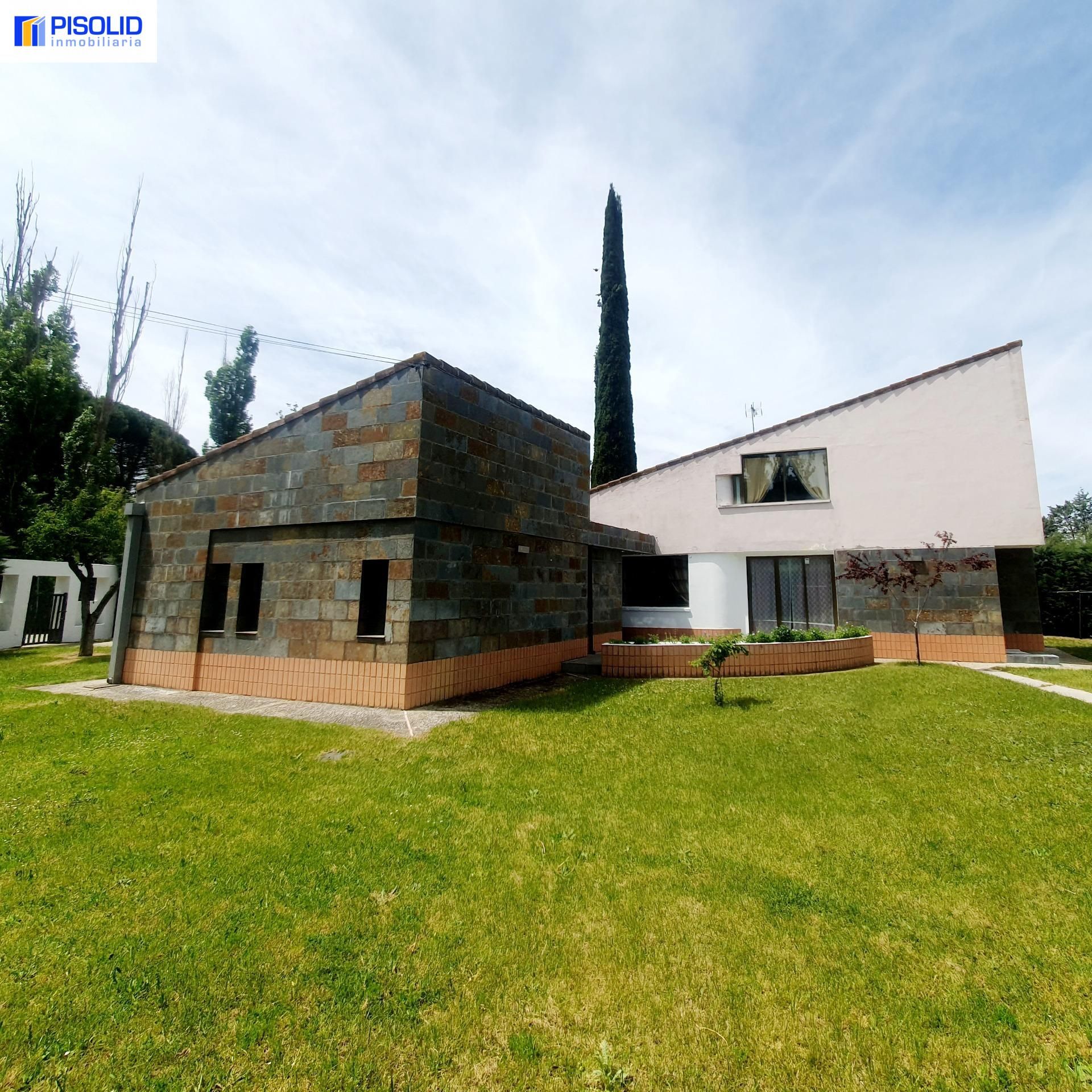 Vista exterior de Casa o xalet en venda en Tudela de Duero amb Calefacció, Jardí privat i Piscina comunitària