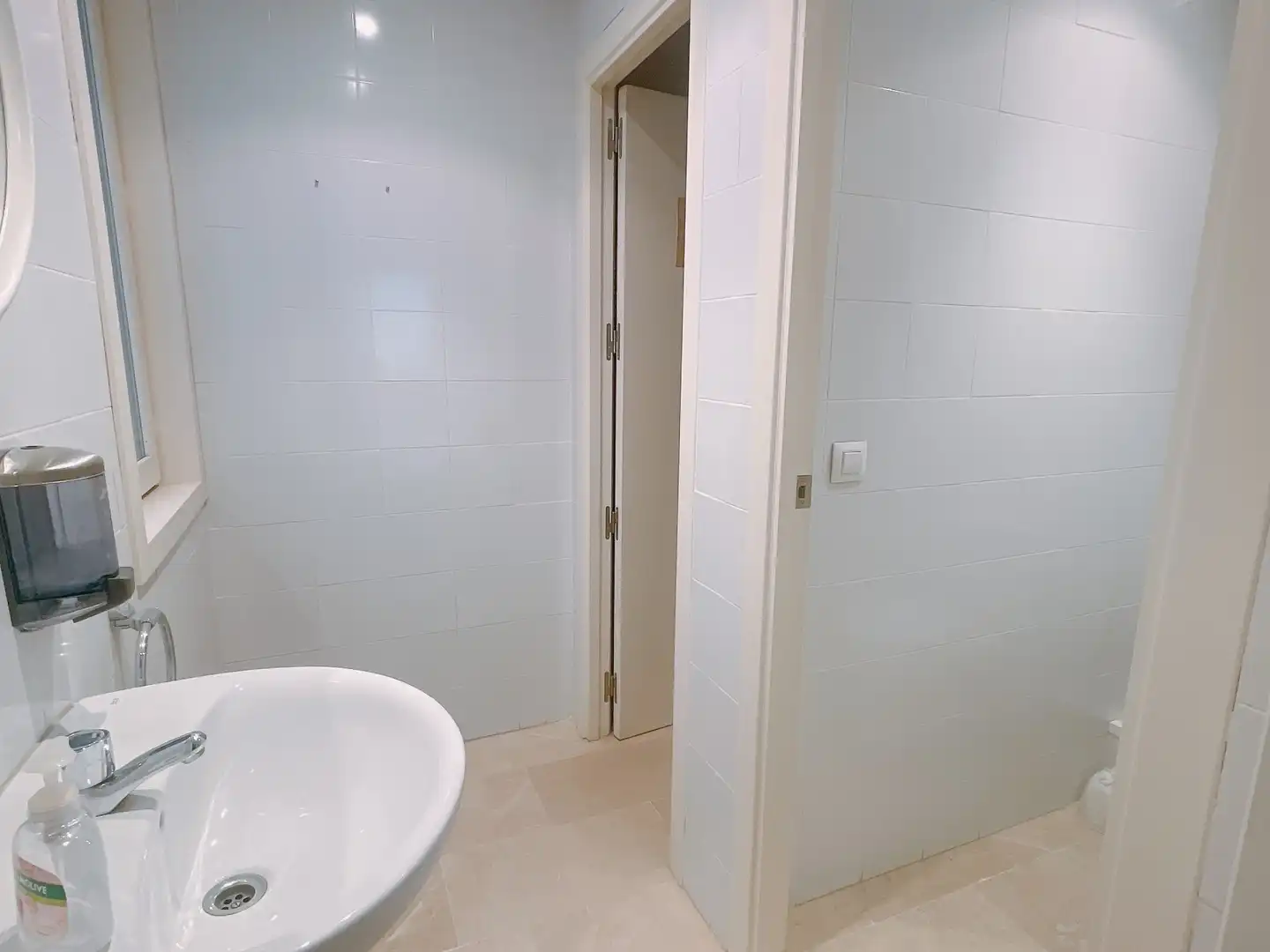 Bathroom of Office for rent in Girona  with Air Conditioner and Heating