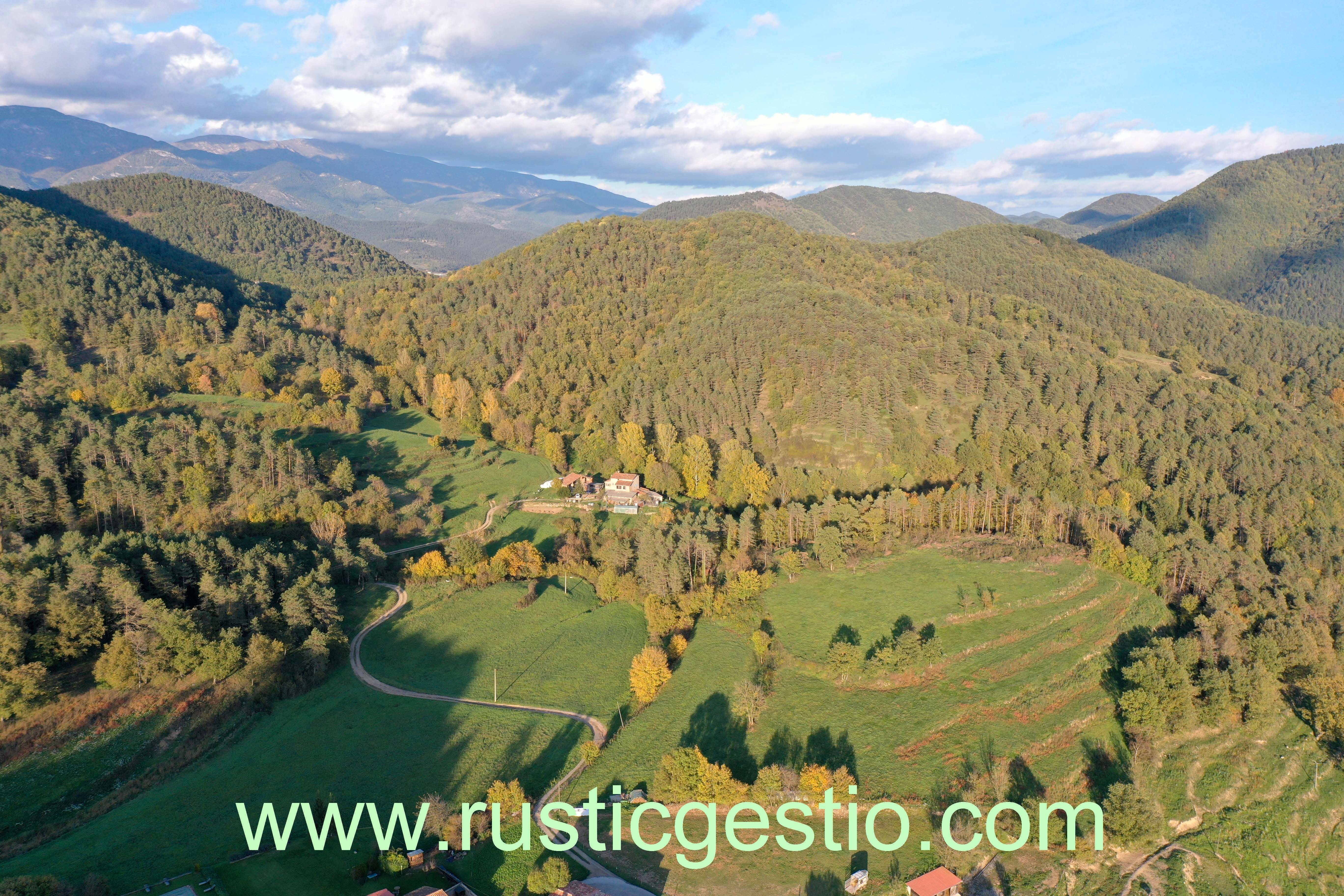 Vista exterior de Finca rústica en venda en Ripoll amb Jardí privat, Terrassa i Traster